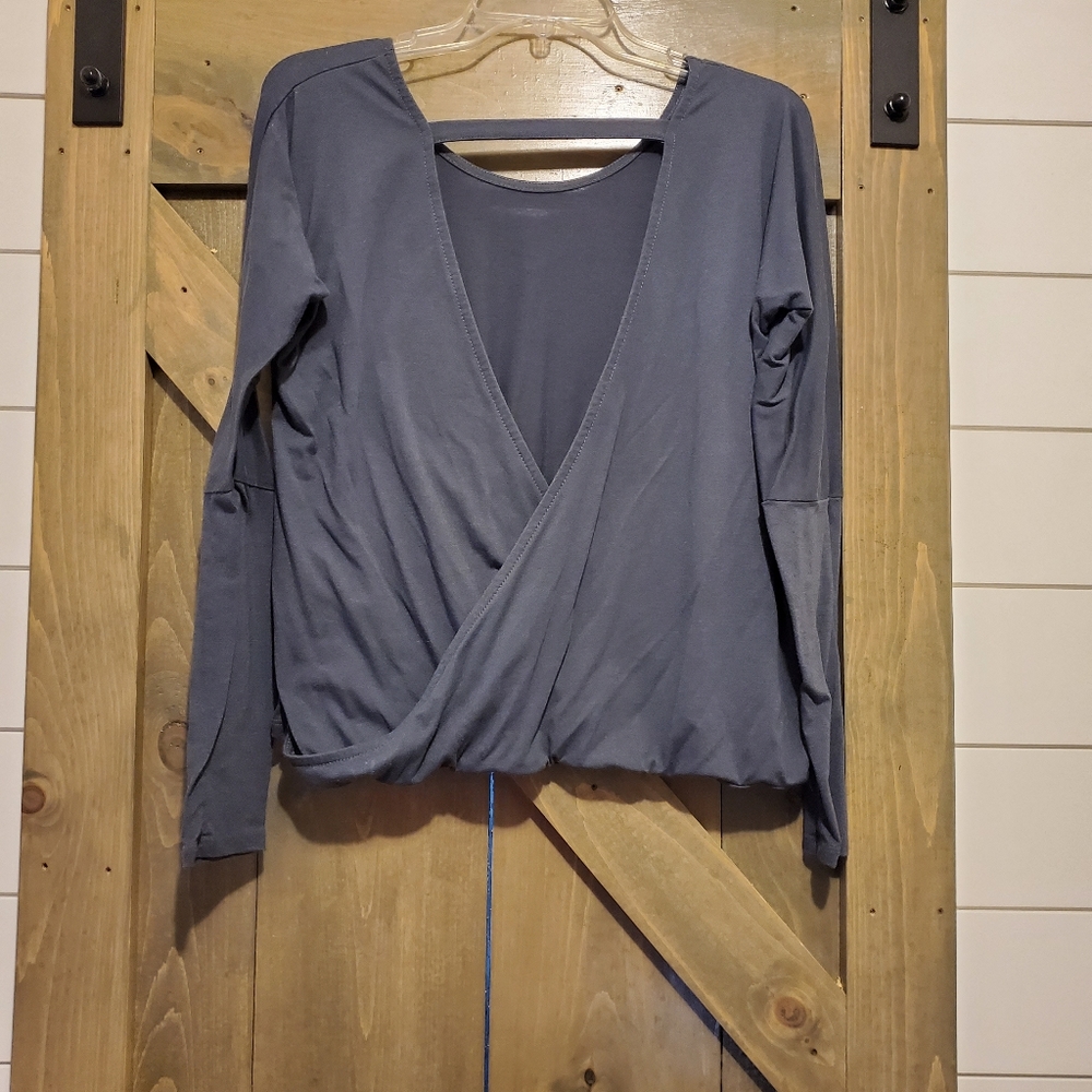 Onzie grey open back long sleeve shirt